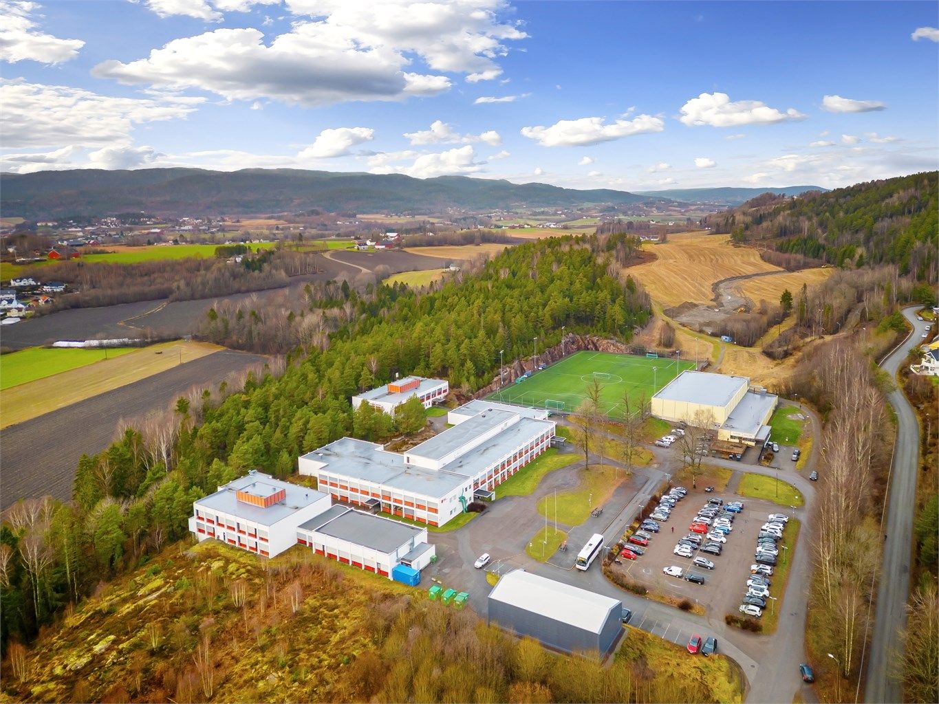 Svært kort gangavstand til Sande videregående skole, idrettsanlegg og Sandehallen