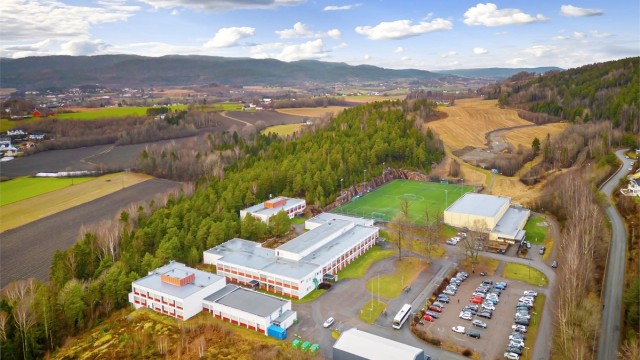 Svært kort gangavstand til Sande videregående skole, idrettsanlegg og Sandehallen