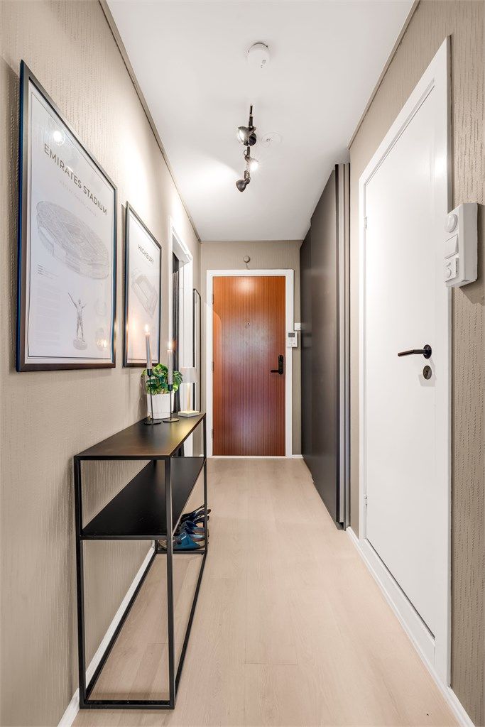 Velkommen inn! I gangen er det praktisk skyvedørsgarderobe 