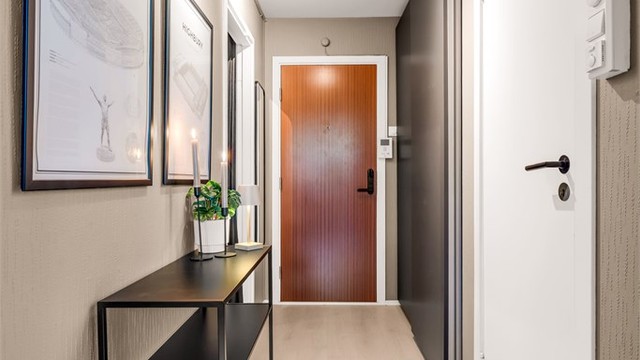 Velkommen inn! I gangen er det praktisk skyvedørsgarderobe