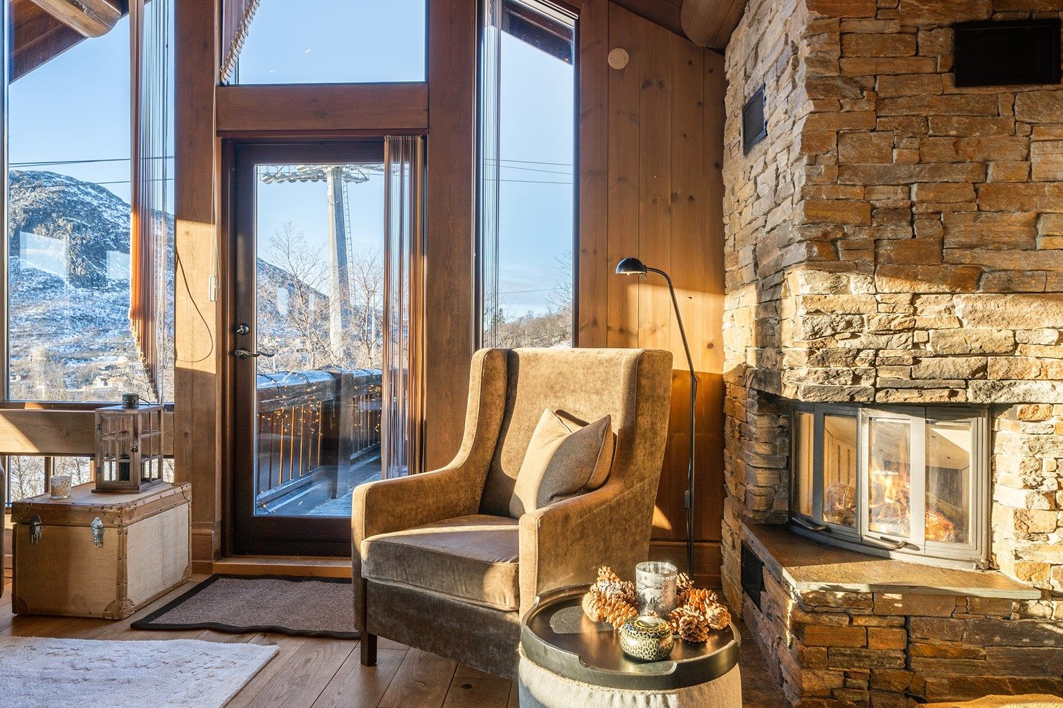 Koselig peisovn. Utgang solrik balkong.