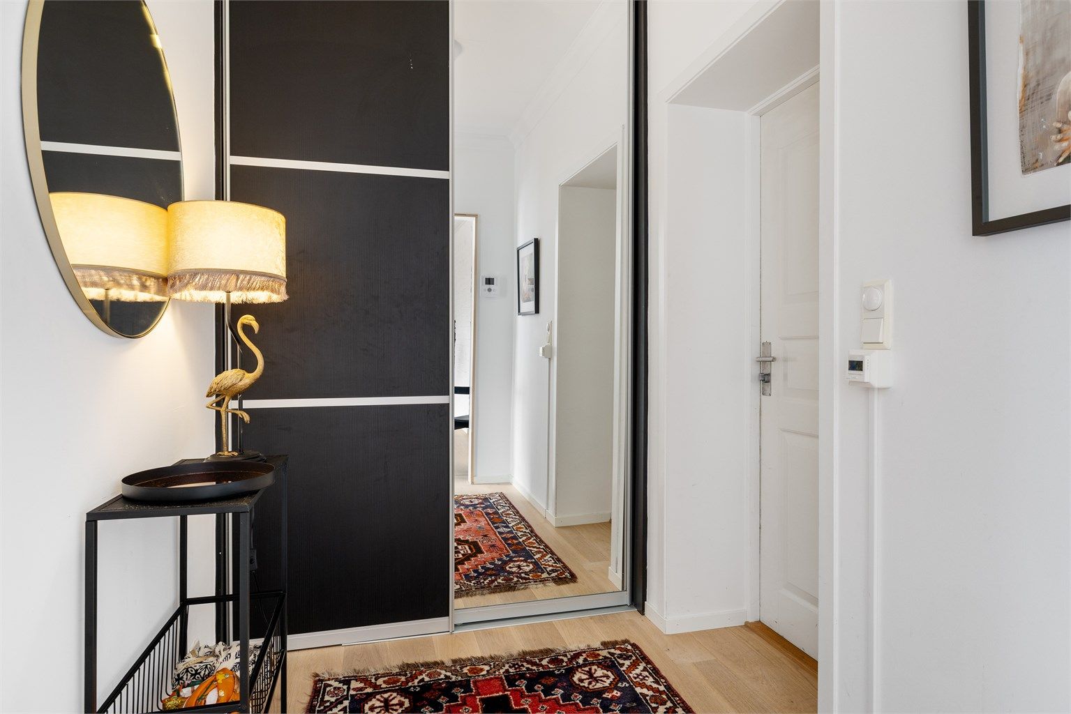 Entréen har en romslig skyvedørsgarderobe med speilfronter for god oppbevaring.