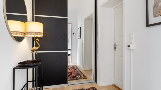 Entréen har en romslig skyvedørsgarderobe med speilfronter for god oppbevaring.