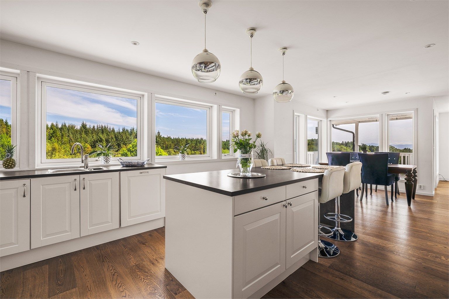 Stort og åpent kjøkken, med kjøkkenøy.