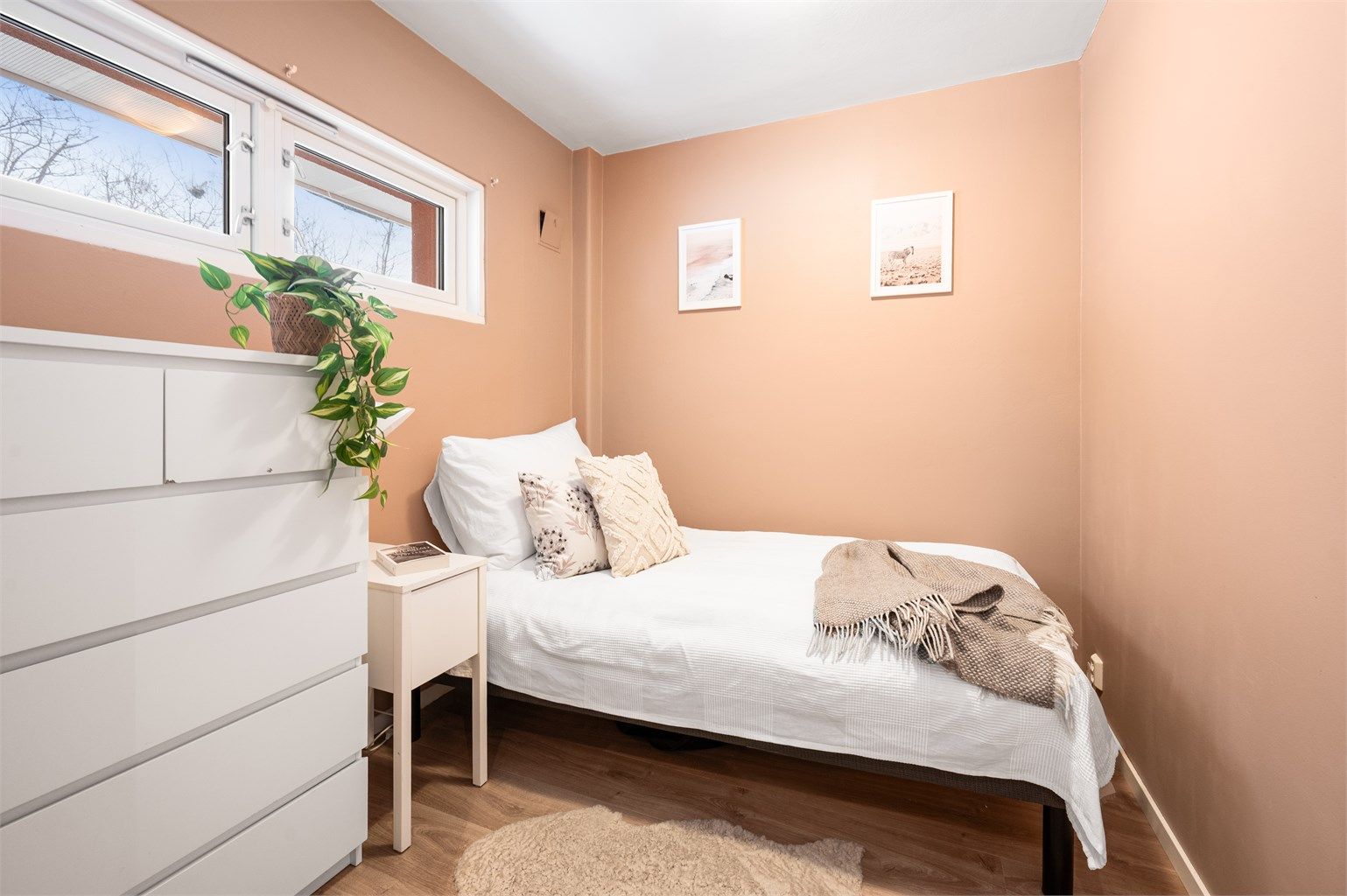 Rommet er innredet som soverom og har, i likhet med stuen, nytt gulv fra 2025.  Rommet tilfredsstiller ikke formelle krav til soverom grunnet lysinnslipp. Se pkt. om ferdigattest. 