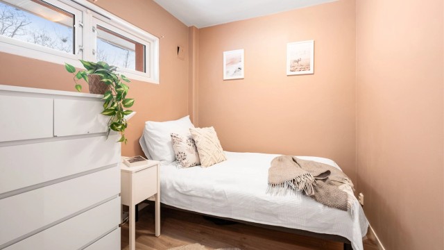 Rommet er innredet som soverom og har, i likhet med stuen, nytt gulv fra 2025. Rommet tilfredsstiller ikke formelle krav til soverom grunnet lysinnslipp. Se pkt. om ferdigattest.