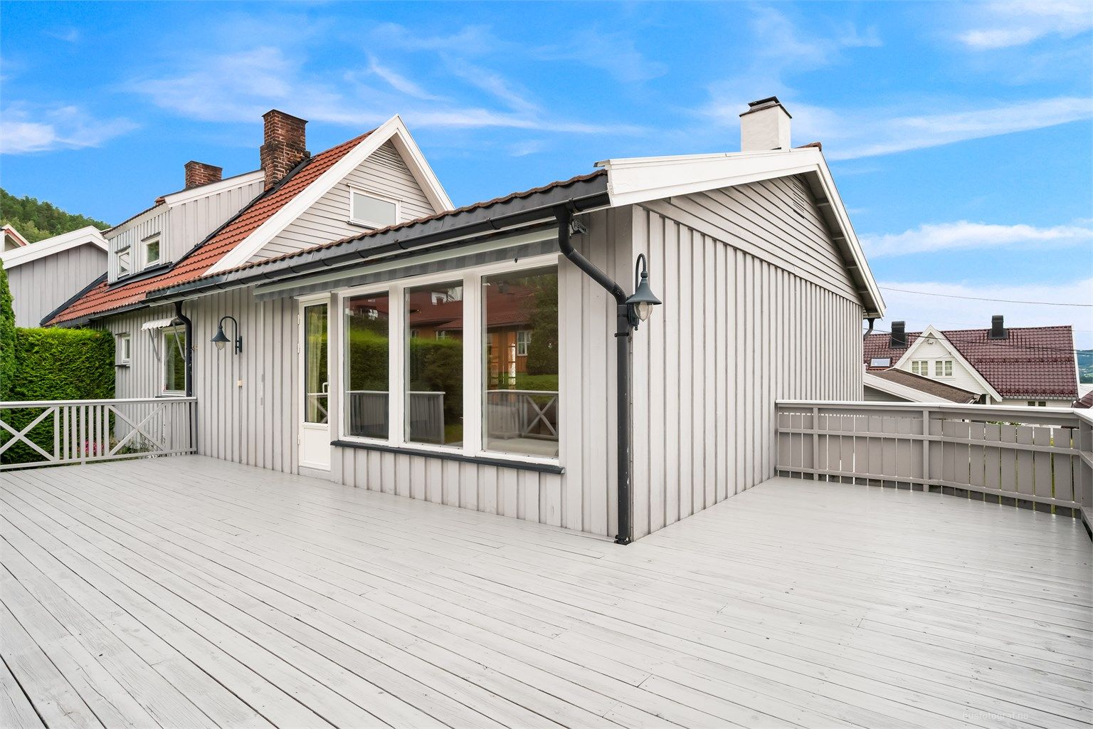 Utgang fra stue til sydvendt terrasse på ca 53 m2 - ikke byggemeldt