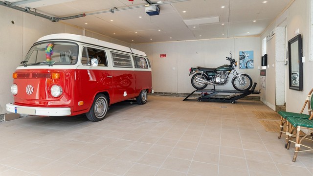 Inne i den doble garasjen er det god plass til to biler. Det er tilrettelagt med strøm for elbillader.