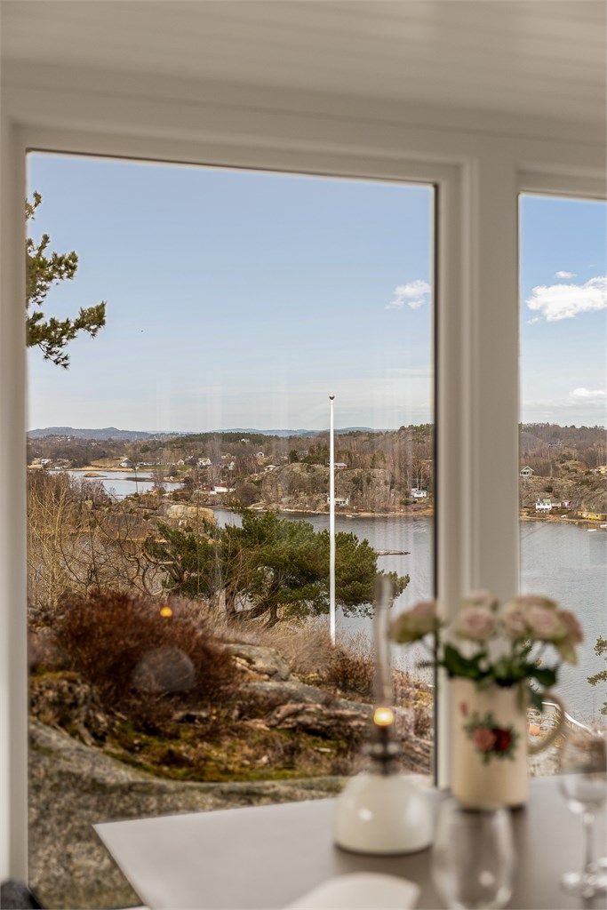 Utsikten er like flott inne som ute. De store vindusflatene i stuen og spisestuen sørger for en lys og trivelig romfølelse.
