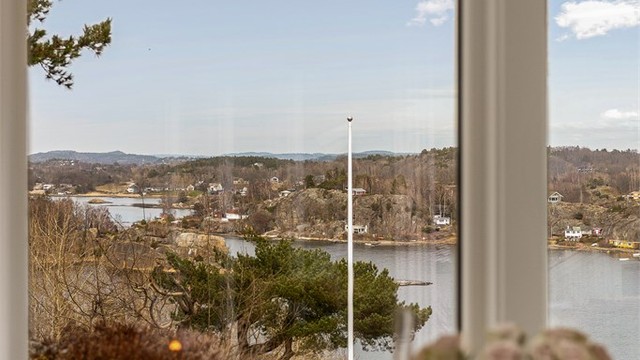 Utsikten er like flott inne som ute. De store vindusflatene i stuen og spisestuen sørger for en lys og trivelig romfølelse.