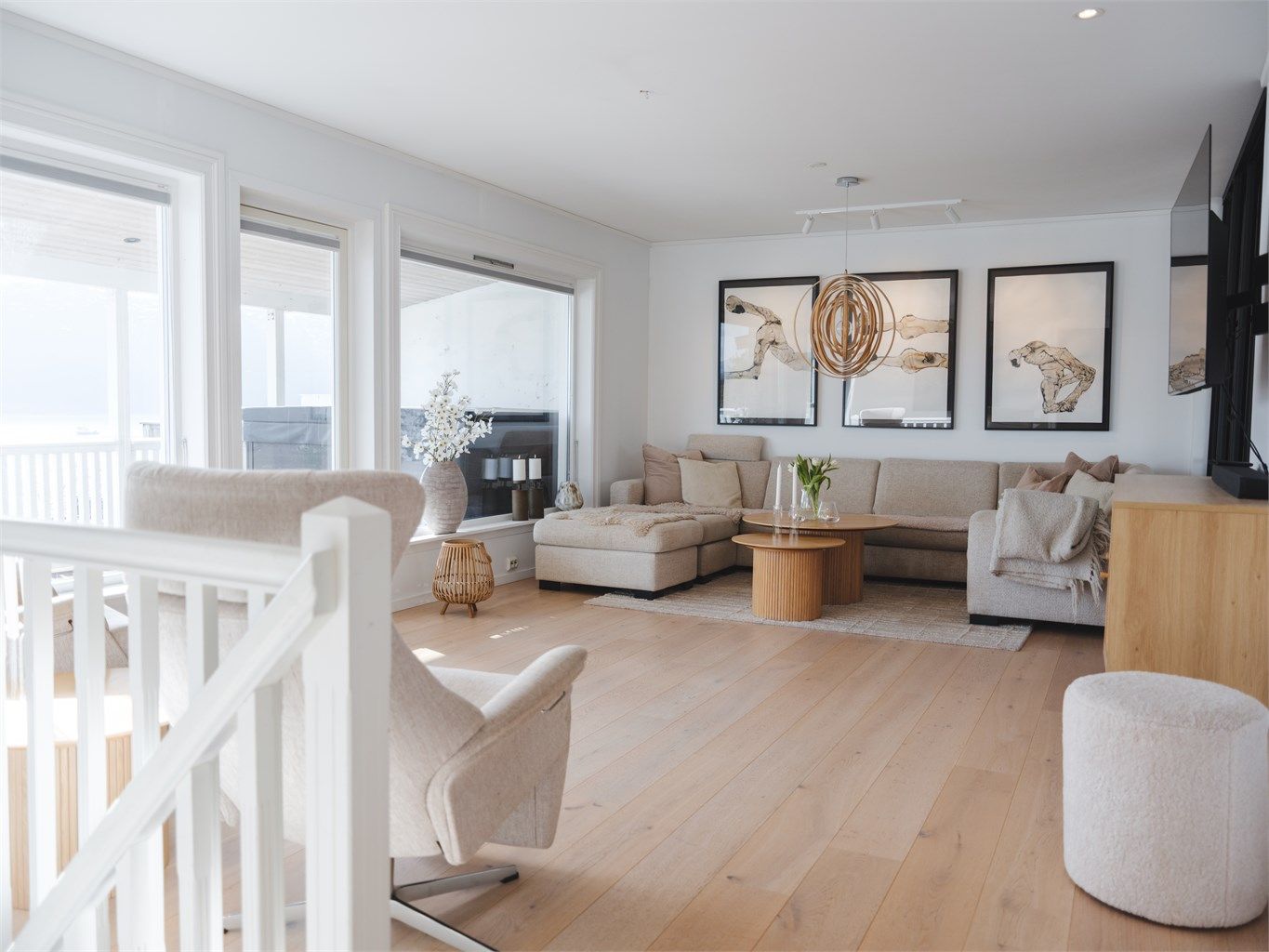 Hovedstuen er et lyst og luftig rom med en-stavs eikeparkett og store vindusflater som gir godt med naturlig lys