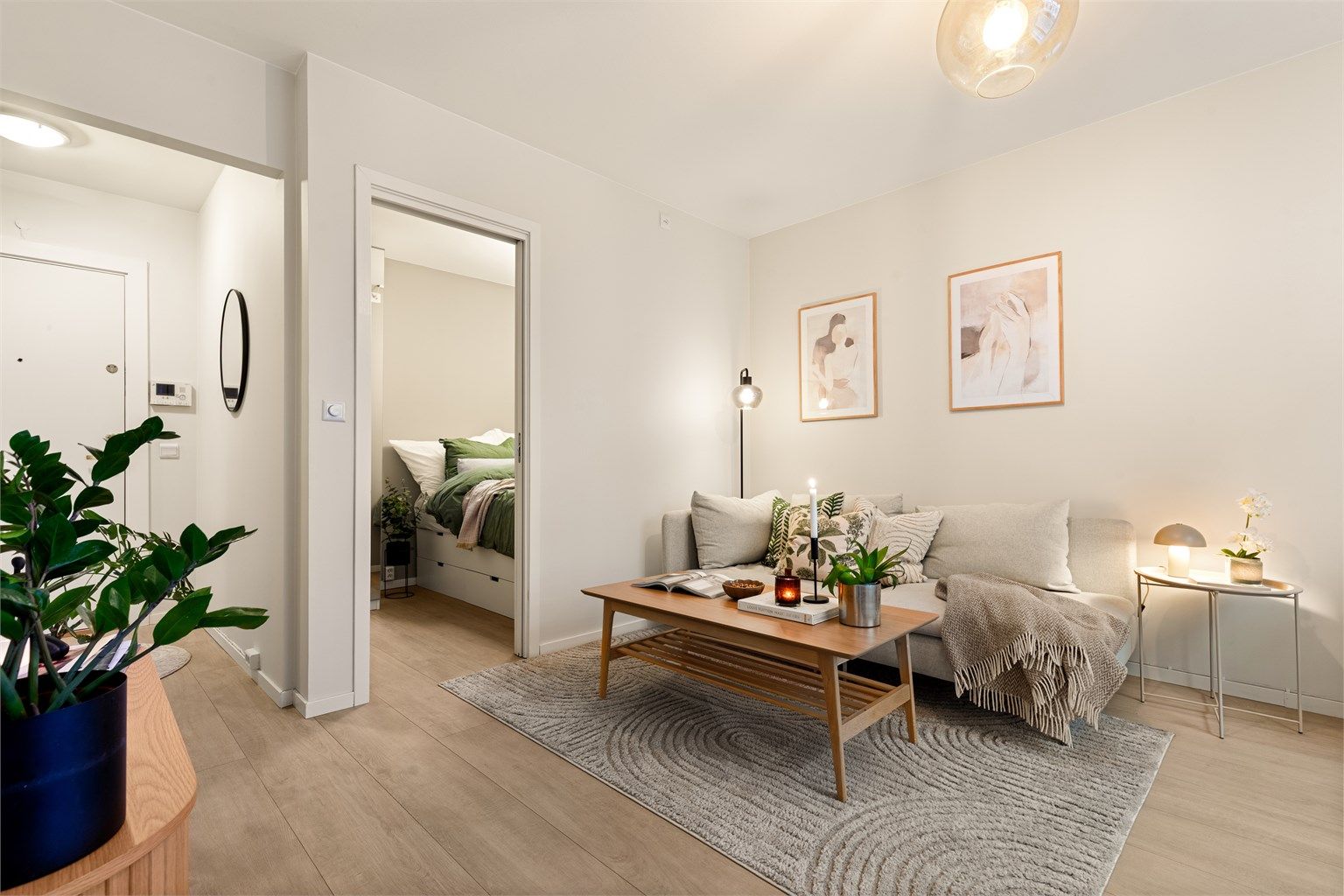 Rommet er holdt i lyse og nøytrale nyanser, som skaper en luftig og åpen romfølelse.