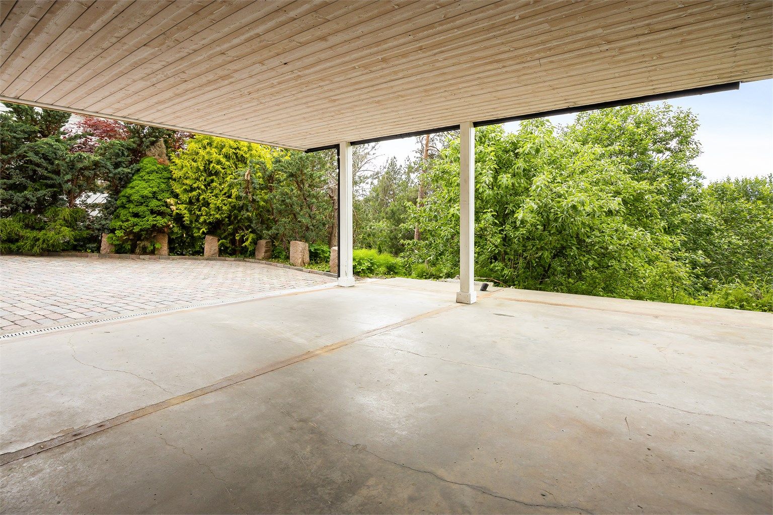 Parkering i åpen carport i tilknytning til underetasjen og på egen gårdsplass