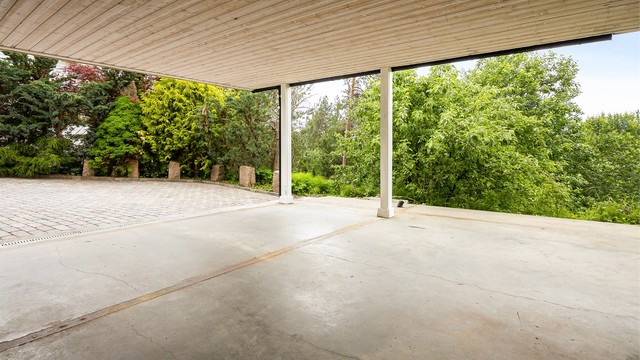 Parkering i åpen carport i tilknytning til underetasjen og på egen gårdsplass
