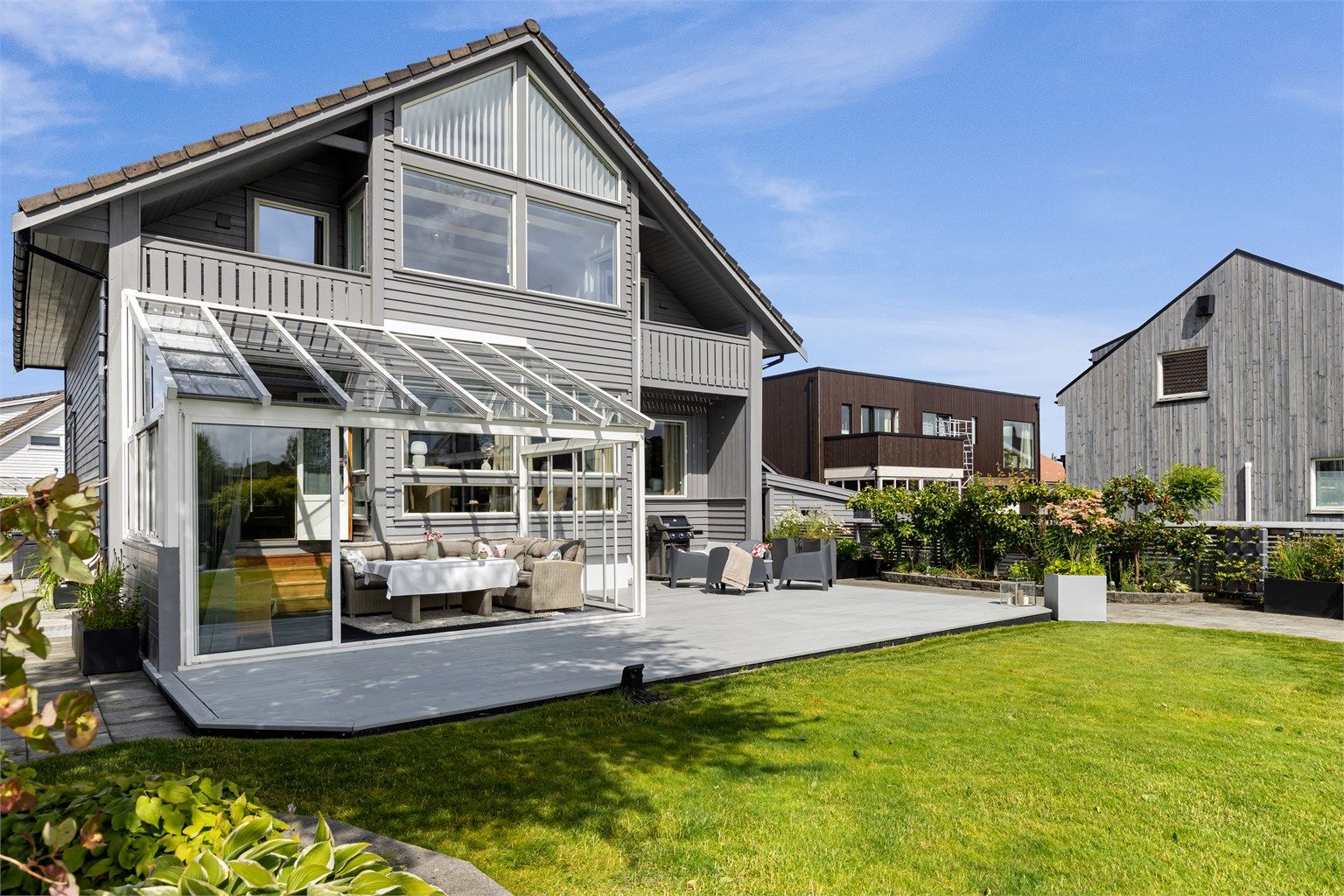 Terrassen har god plass til flere møbelgrupper.