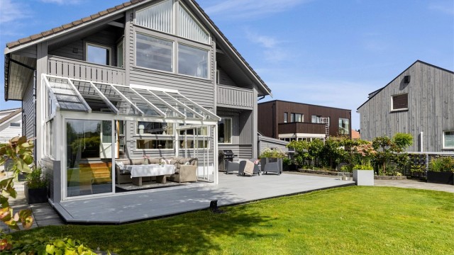 Terrassen har god plass til flere møbelgrupper.
