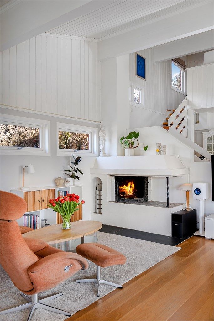 Trapperommet er åpent mot stuen, noe som forsterker den gode romfølelsen.