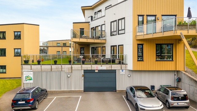 Her går du tørrskodd fra bil til leilighet. I tillegg til garasjen har sameiet egne plasser til gjester.