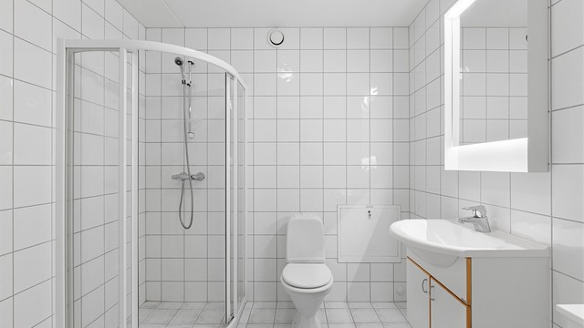 Flislagt baderom fra byggeår med gulvvarme og opplegg for vaskemaskin