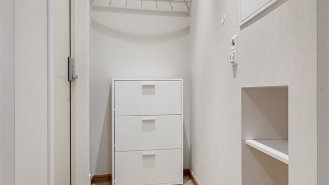 Praktisk entré med flislagt gulv og gulvvarme. Legg og merke til den plassbygde oppbevaringsløsningen for sko