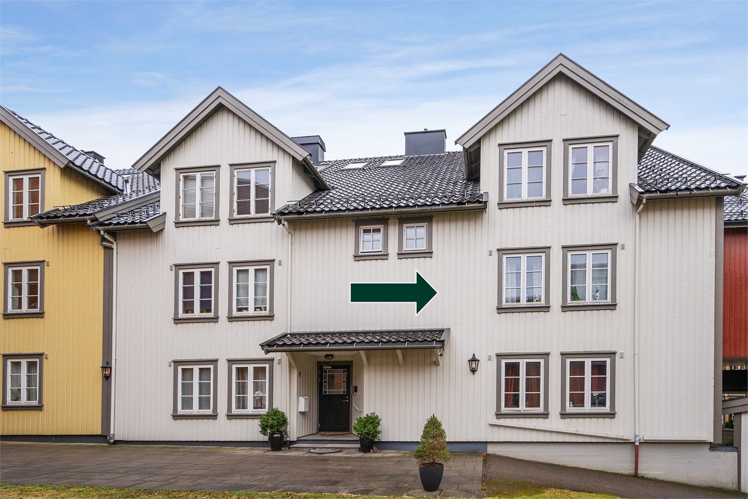 Fasade med inngangsparti - leiligheten ligger i 2. etasje til høyre for inngangspartiet