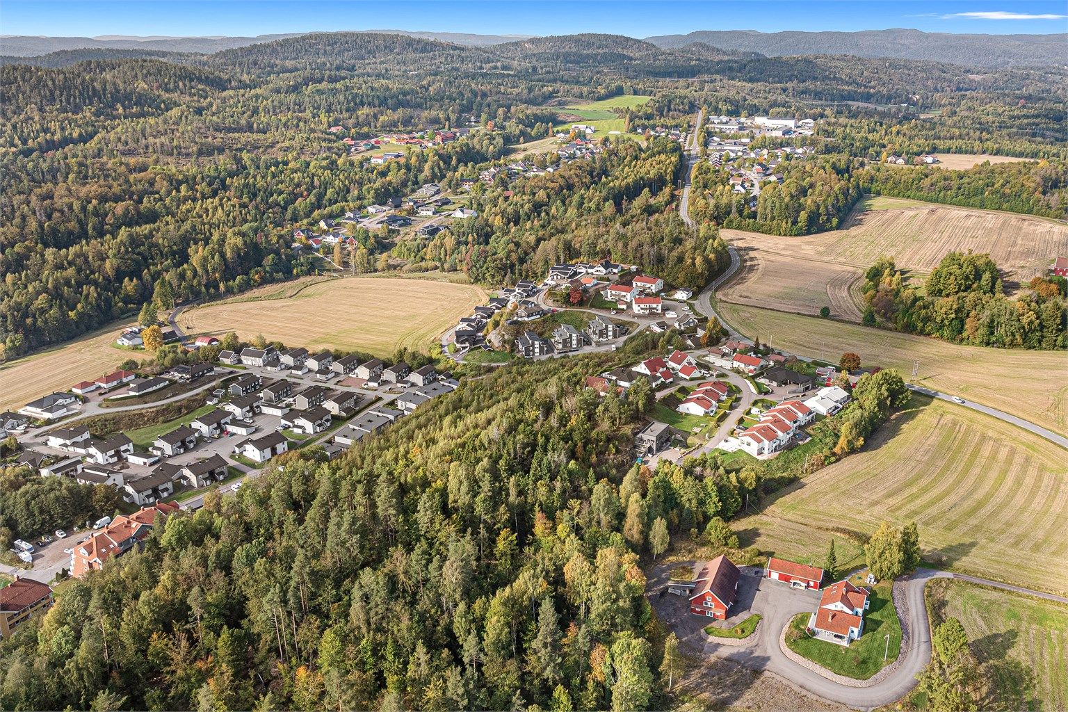 Andebu sentrum med dagligvarebutikker og servicetilbud ligger under to kilometer unna.