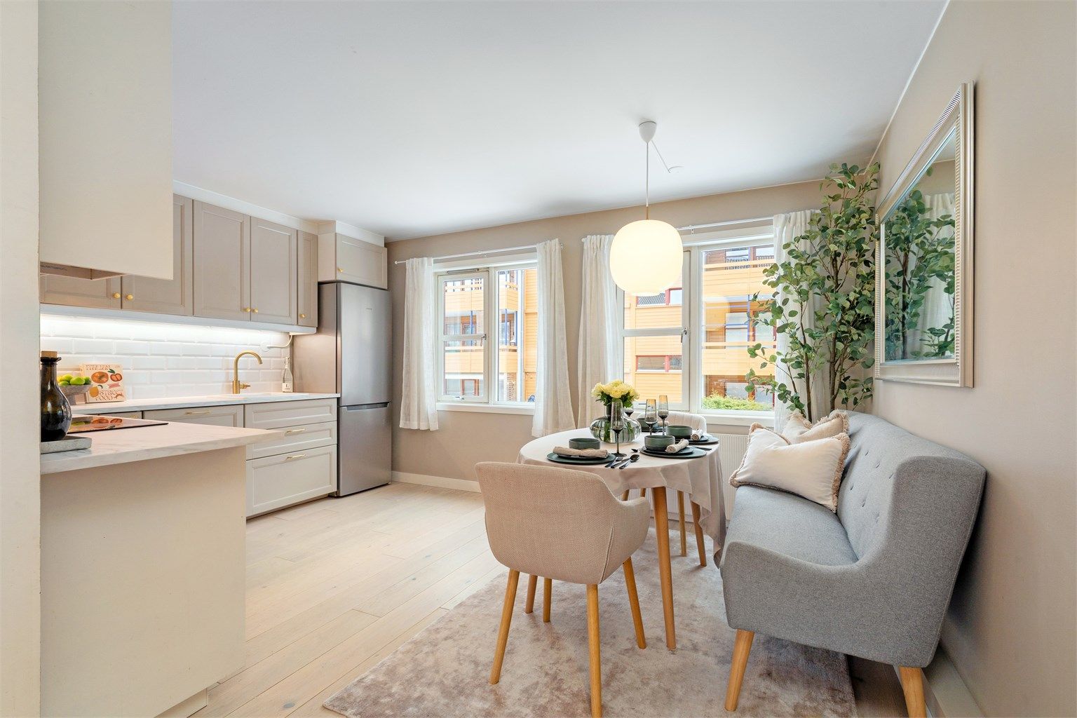  Integrert stekeovn og oppvaskmaskin, samt plass til frittstående kjøleskap i nisje