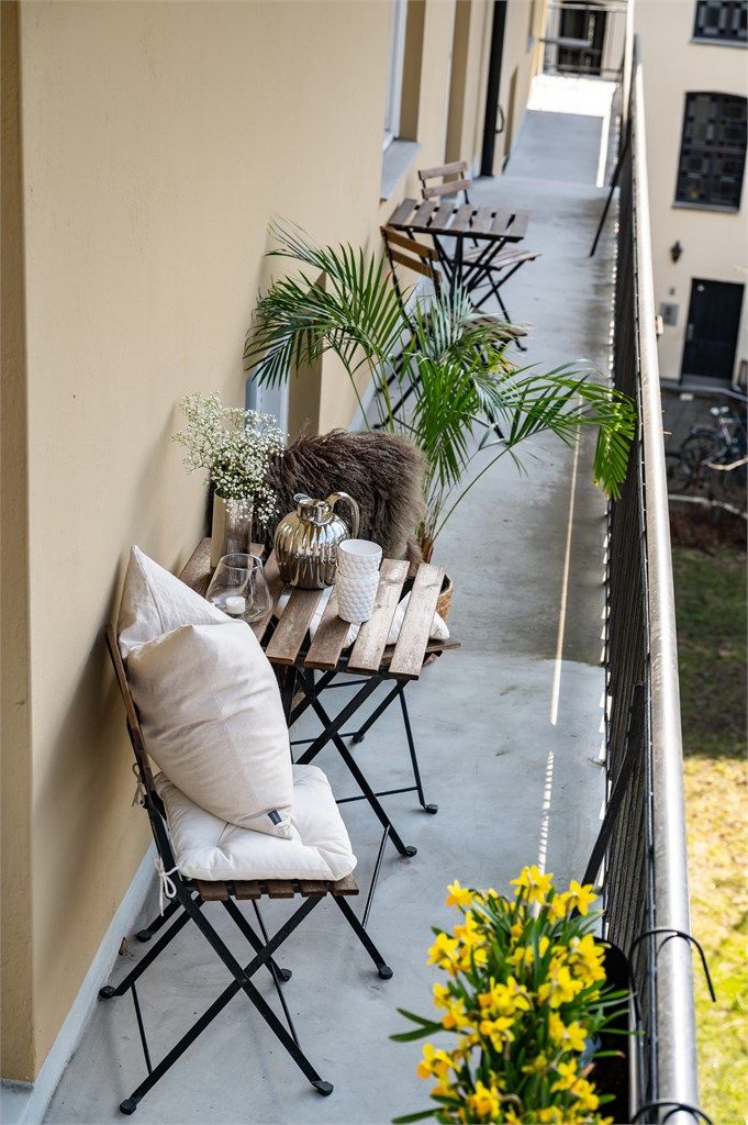 Balkongen har god plass til en liten utemøblering og beplantning. Det gjøres oppmerksom på at brannbalkong er ment for evakuering og kun kan innredes i tråd med vedtekter og husordensregler. 