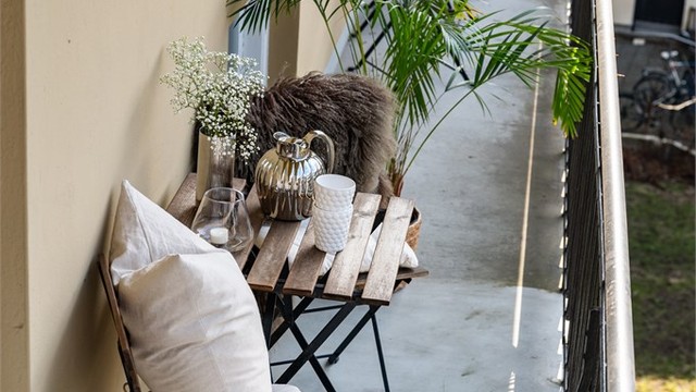 Balkongen har god plass til en liten utemøblering og beplantning. Det gjøres oppmerksom på at brannbalkong er ment for evakuering og kun kan innredes i tråd med vedtekter og husordensregler.