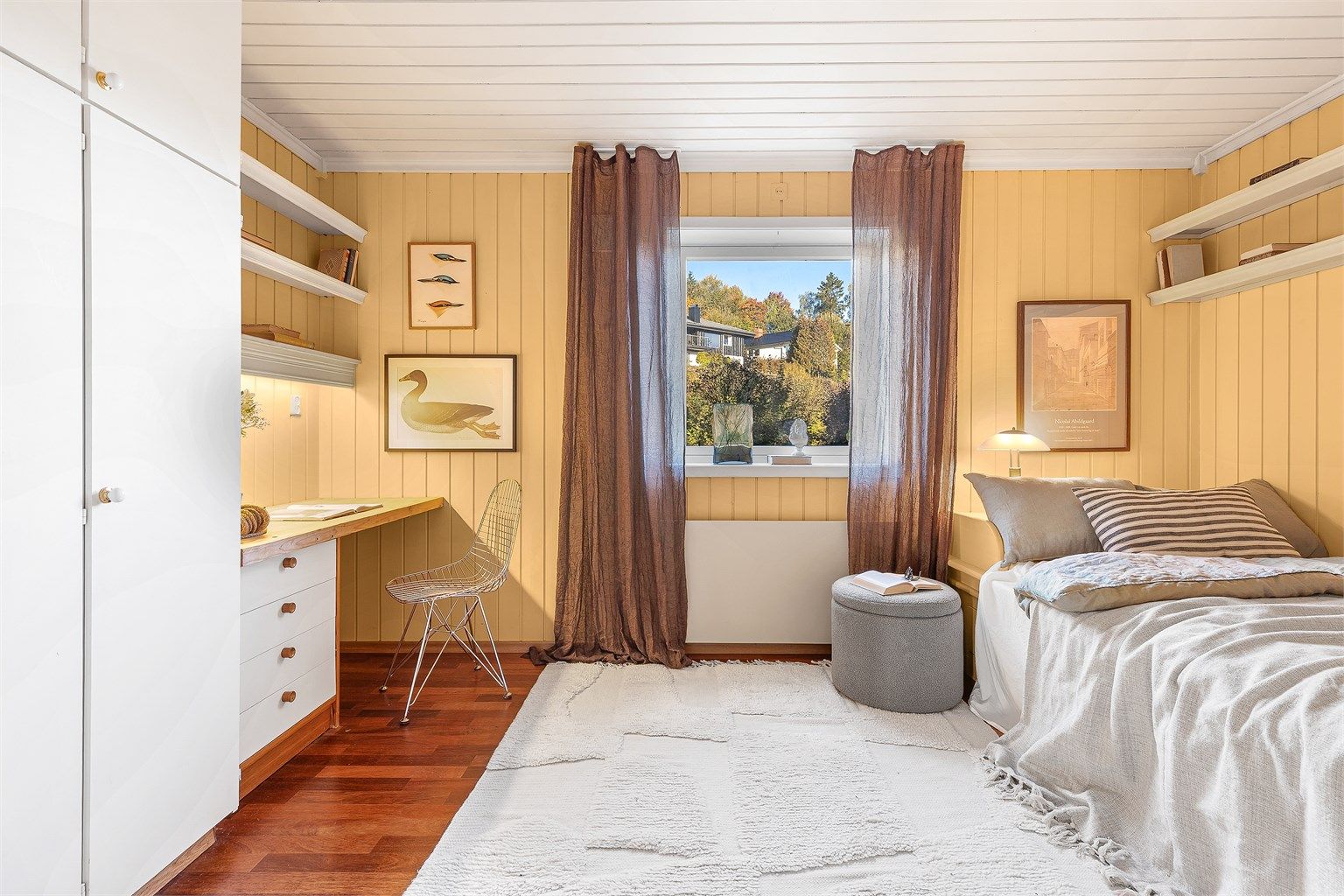 Soverommet i underetasjen har plassbygd skap, og god plass til seng og skrivebord.