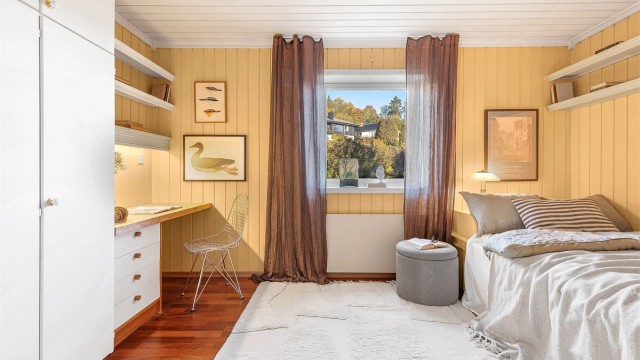 Soverommet i underetasjen har plassbygd skap, og god plass til seng og skrivebord.