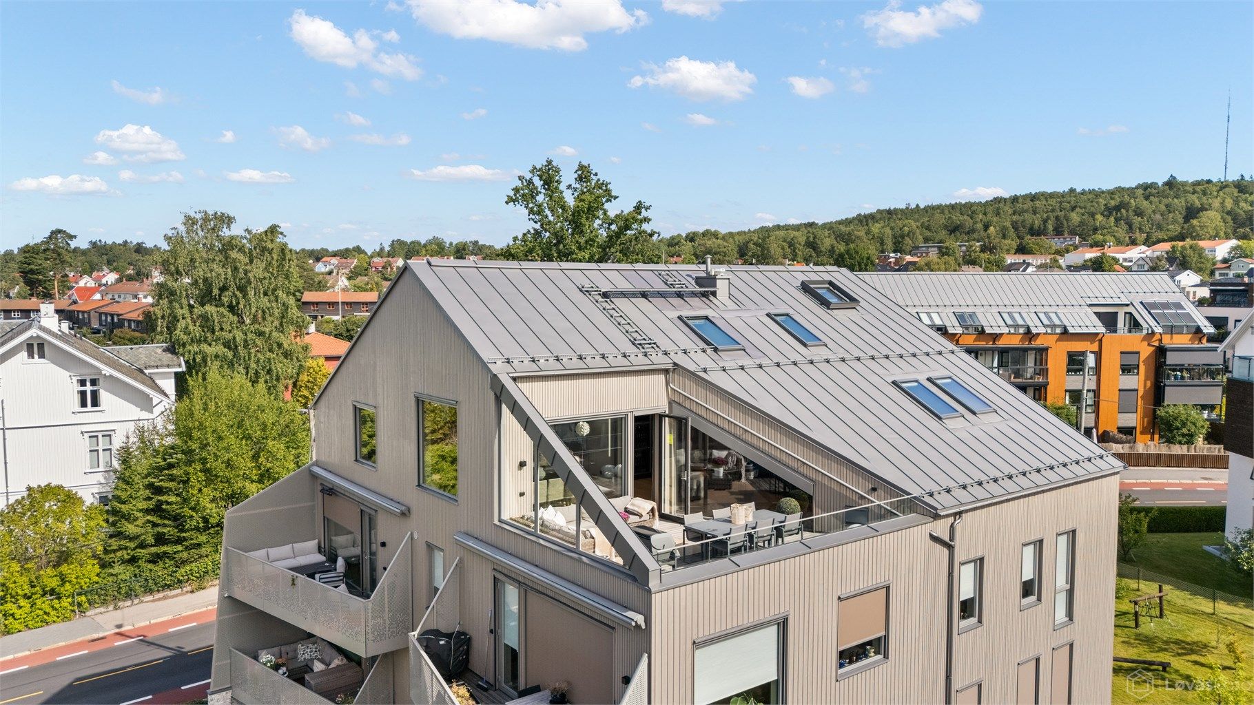 Som eneste leilighet i toppetasjen nyter boligen en fri og usjenert beliggenhet. Heisen tar deg direkte inn i leiligheten, noe som understreker den eksklusive og private følelsen.