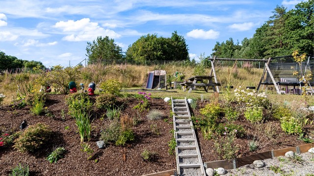 Felles lekeplass på tomten, perfekt for barnefamilier.