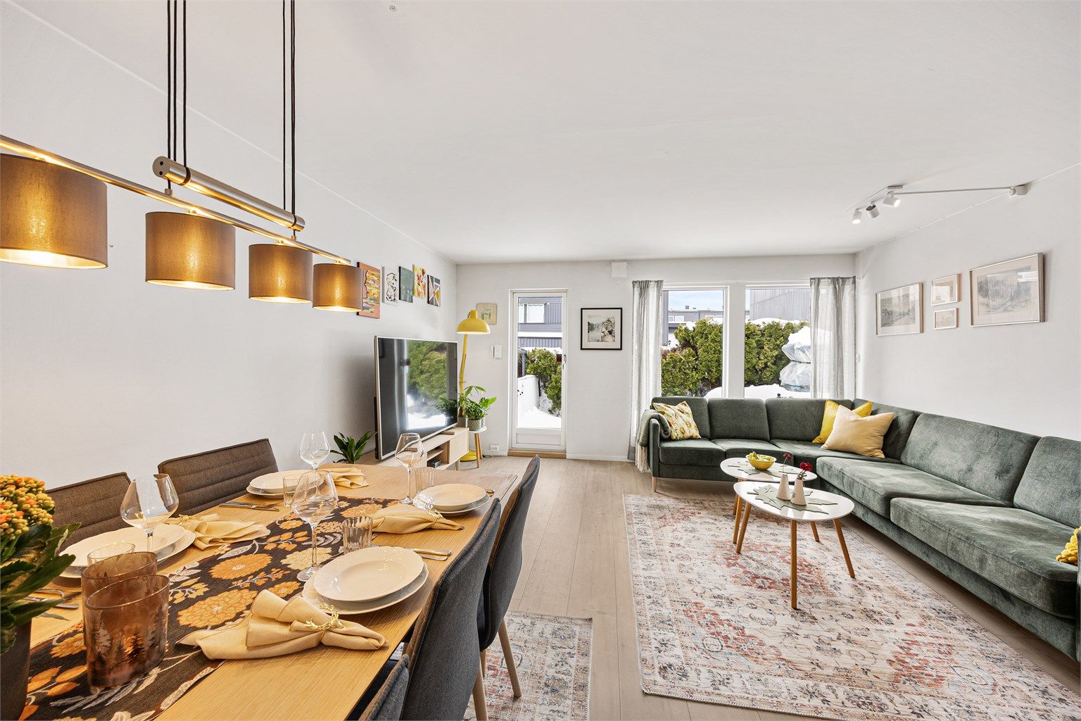 Den åpne løsningen gir en god romfølelse og fleksible møbleringsmuligheter.