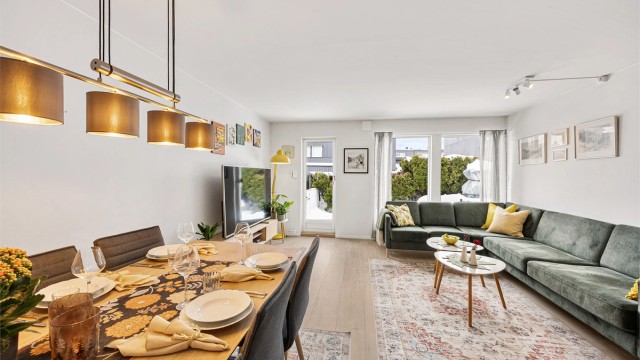 Den åpne løsningen gir en god romfølelse og fleksible møbleringsmuligheter.