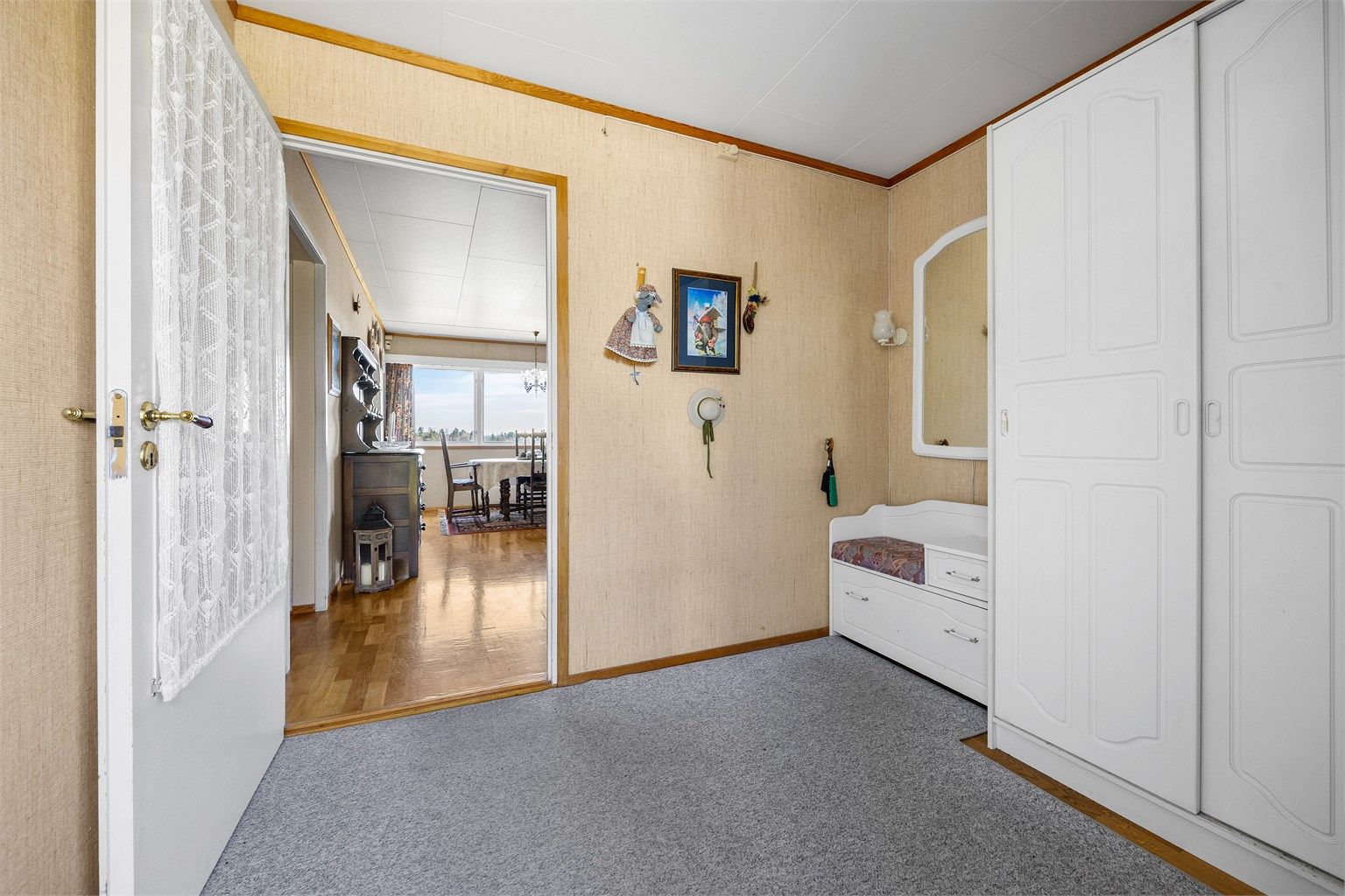 Entréen har plass til garderobeløsninger for oppbevaring av yttertøy.