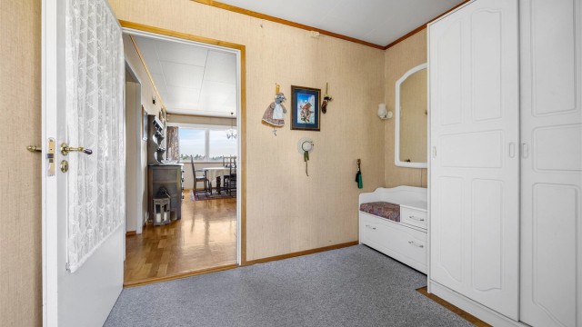 Entréen har plass til garderobeløsninger for oppbevaring av yttertøy.