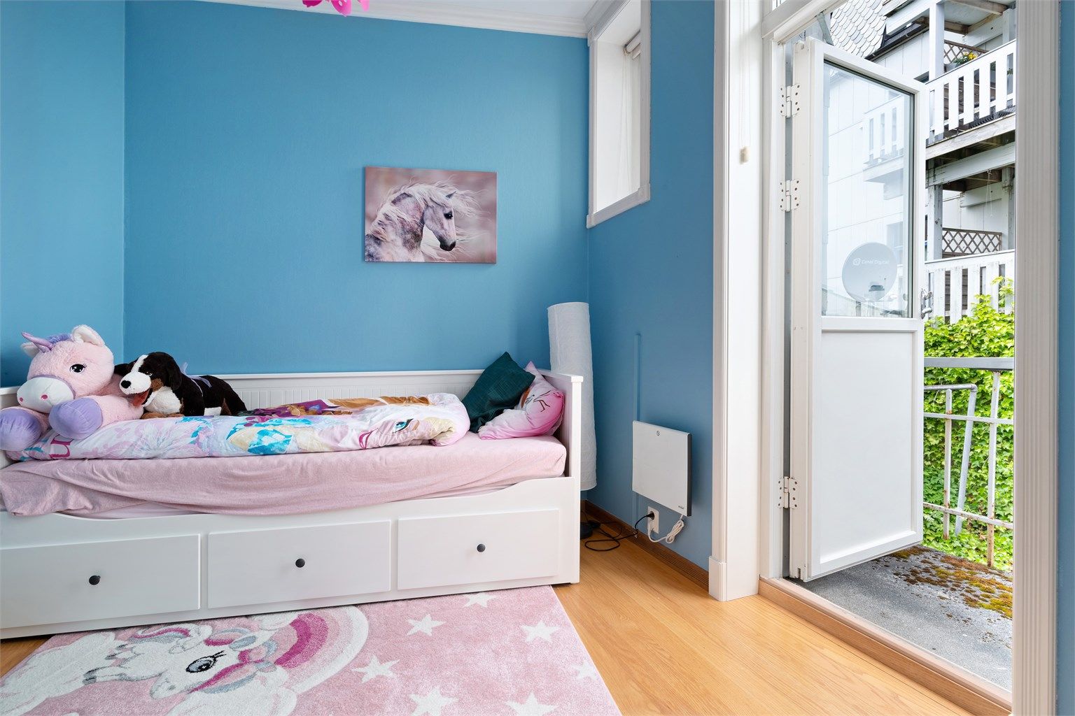 Soverommet ligger praktisk til innenfor badet. Fra soverommet er det tilkomst til rømningsbalkong