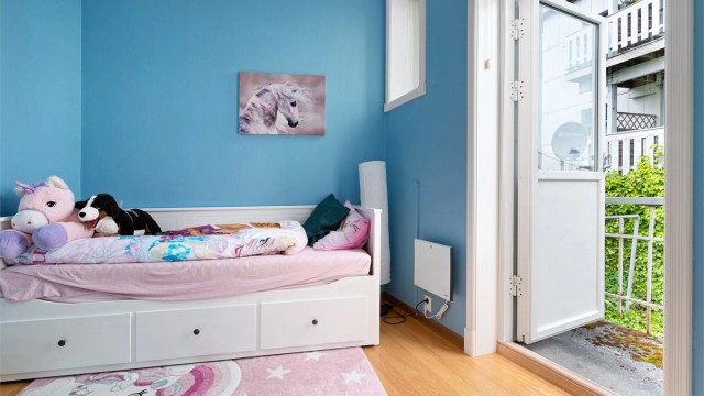 Soverommet ligger praktisk til innenfor badet. Fra soverommet er det tilkomst til rømningsbalkong