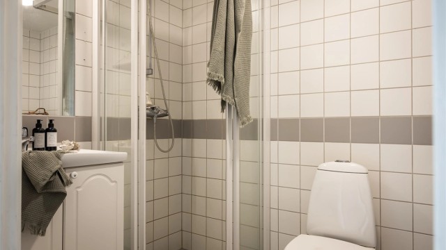Flislagt bad med varmekabler i gulv.