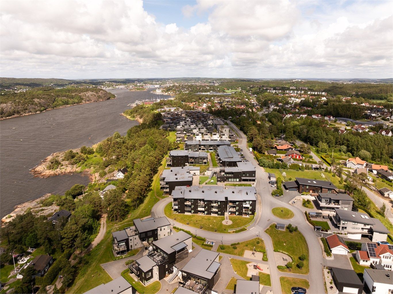 Fra Langøya tar det under ett kvarter å sykle til sentrumsområdet, eller kun syv minutter med buss.
