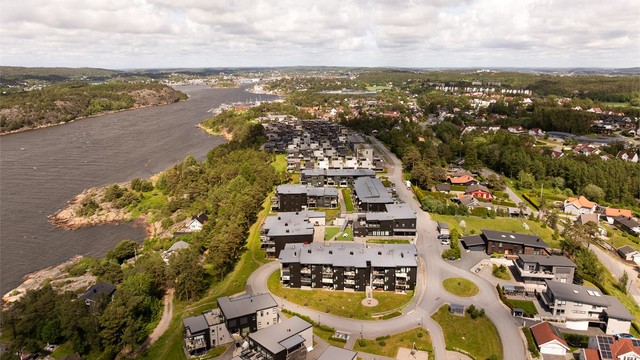 Fra Langøya tar det under ett kvarter å sykle til sentrumsområdet, eller kun syv minutter med buss.