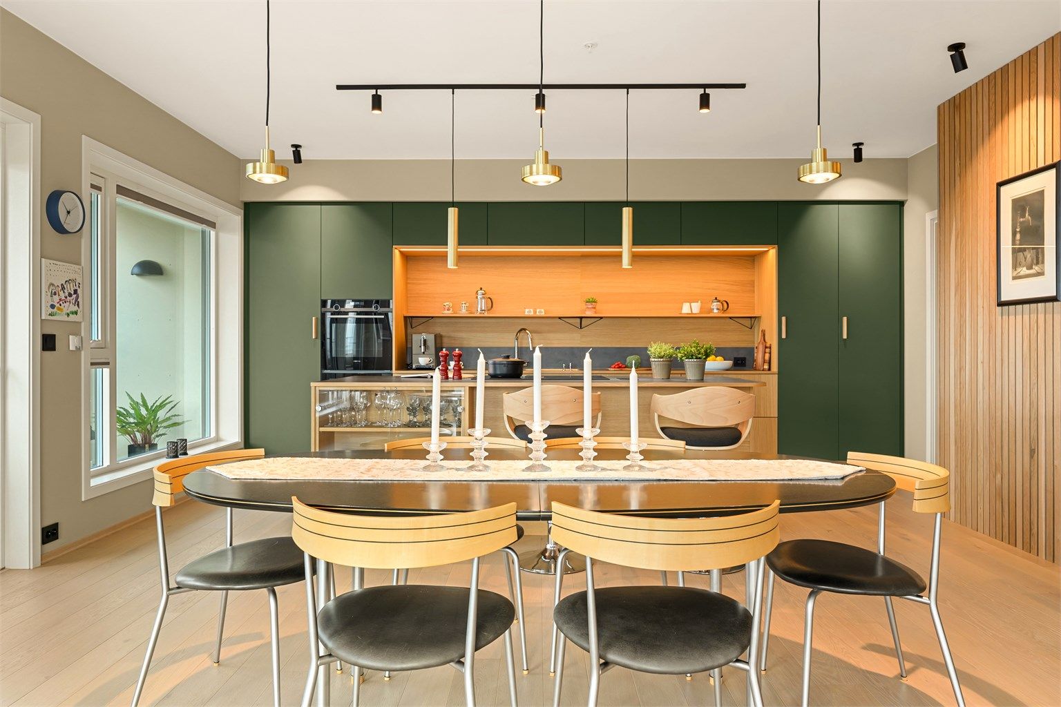 Dette er en unik mulighet til å skaffe deg en eksklusiv toppleilighet med gjennomført høy standard, moderne materialvalg og en imponerende planløsning