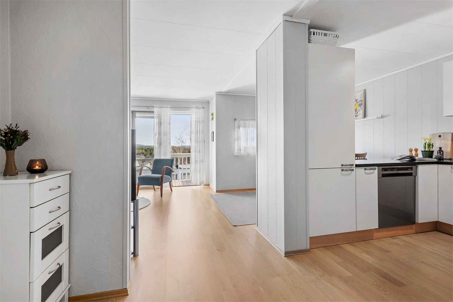 Kjøkken og stue er i en delvis åpen løsning