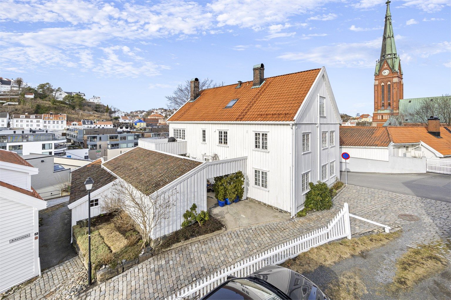 Boligen har vakker utsikt over sentrum og en usjenert bakgård (som kan benyttes som en p-plass). 