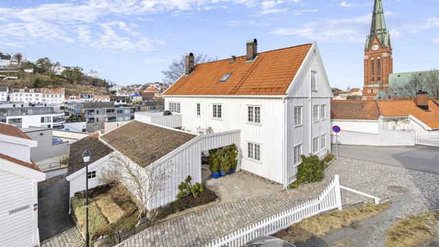 Boligen har vakker utsikt over sentrum og en usjenert bakgård (som kan benyttes som en p-plass).