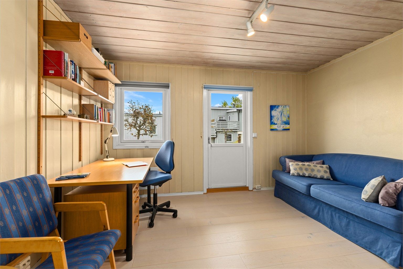 Soverom i 1 etg med utgang til eiendommens terrasse og hage mot syd. Rommet har fin plass og fungerer i dag som kontor.