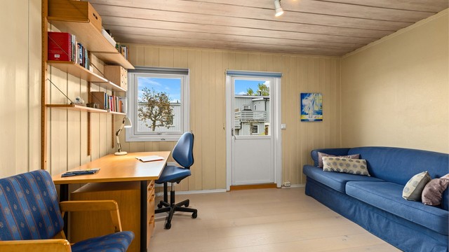 Soverom i 1 etg med utgang til eiendommens terrasse og hage mot syd. Rommet har fin plass og fungerer i dag som kontor.