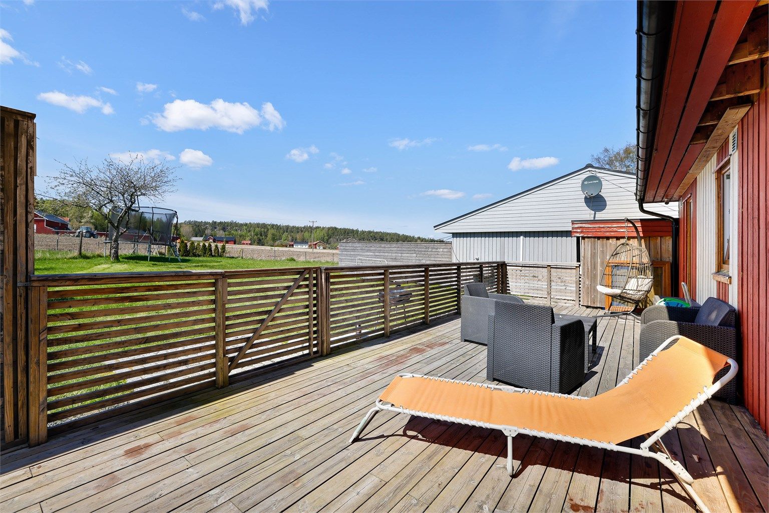 Port i rekkverket gir tilgang til hagen som per definisjon er fellesareal for sameiets seks boligseksjoner.