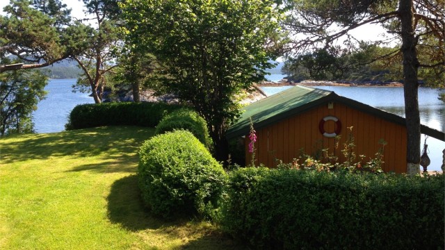 Tomten er pent opparbeidet med plen og beplantning, samt fine muligheter for bading og lek